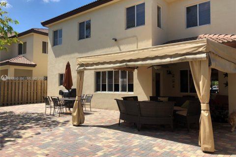 House in Miami, Florida 4 bedrooms, 217.21 sq.m. № 2034801 - photo 17