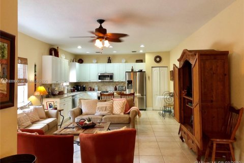 House in Miami, Florida 4 bedrooms, 217.21 sq.m. № 2034801 - photo 12