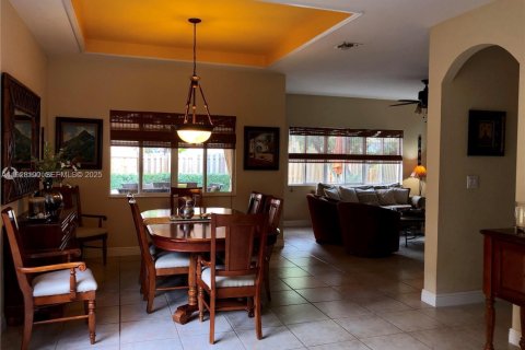 House in Miami, Florida 4 bedrooms, 217.21 sq.m. № 2034801 - photo 9