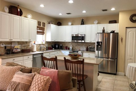 House in Miami, Florida 4 bedrooms, 217.21 sq.m. № 2034801 - photo 5