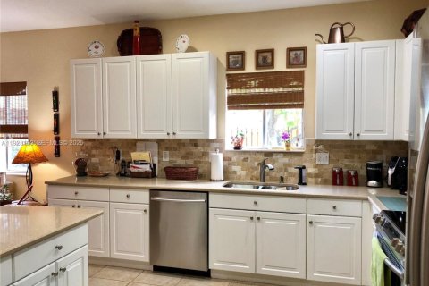 House in Miami, Florida 4 bedrooms, 217.21 sq.m. № 2034801 - photo 6