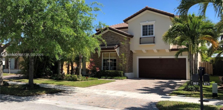 House in Miami, Florida 4 bedrooms, 217.21 sq.m. № 2034801