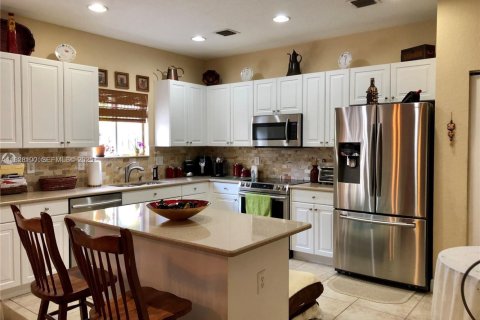 House in Miami, Florida 4 bedrooms, 217.21 sq.m. № 2034801 - photo 7