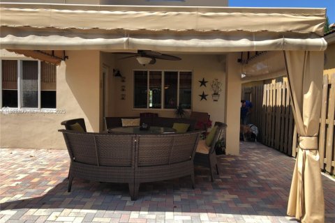 House in Miami, Florida 4 bedrooms, 217.21 sq.m. № 2034801 - photo 14