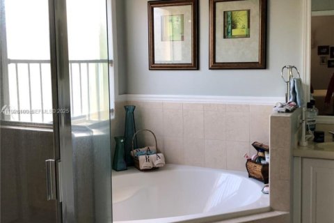 House in Miami, Florida 4 bedrooms, 217.21 sq.m. № 2034801 - photo 25