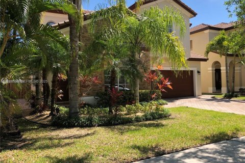 House in Miami, Florida 4 bedrooms, 217.21 sq.m. № 2034801 - photo 2