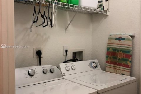 House in Miami, Florida 4 bedrooms, 217.21 sq.m. № 2034801 - photo 30