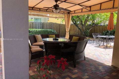 House in Miami, Florida 4 bedrooms, 217.21 sq.m. № 2034801 - photo 16