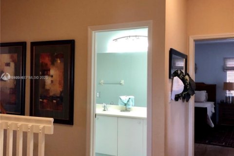 House in Miami, Florida 4 bedrooms, 217.21 sq.m. № 2034801 - photo 28