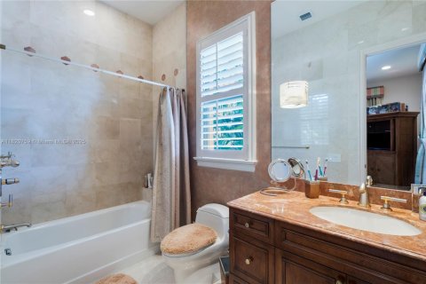 House in Coral Gables, Florida 6 bedrooms, 627.37 sq.m. № 1781425 - photo 24