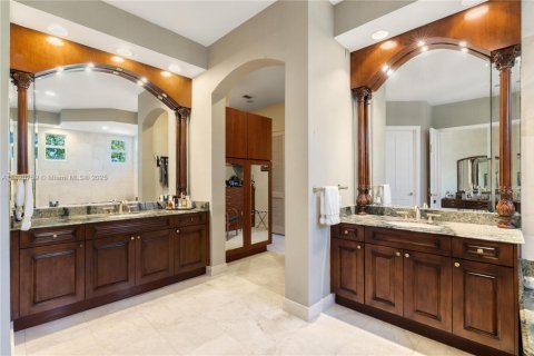 House in Coral Gables, Florida 6 bedrooms, 627.37 sq.m. № 1781425 - photo 20