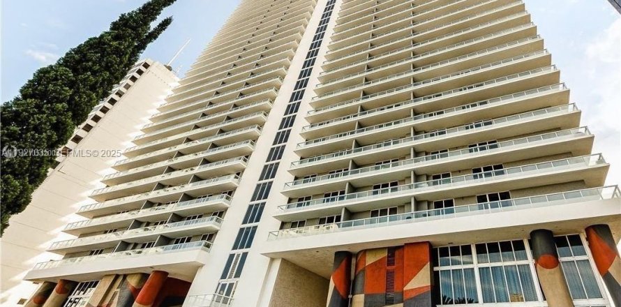 Studio in the Condo in Miami, Florida  № 2052757