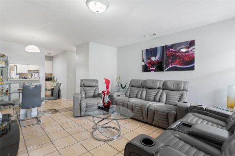 Снять в аренду кондоминиум в Майами, Флорида 2 спальни, 75.25м2, № 1990594 - фото 3