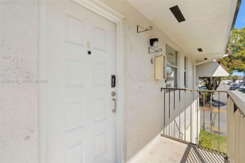 Снять в аренду кондоминиум в Майами, Флорида 2 спальни, 75.25м2, № 1990594 - фото 2