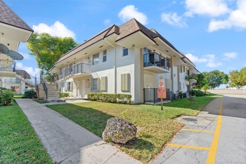 Снять в аренду кондоминиум в Майами, Флорида 2 спальни, 75.25м2, № 1990594 - фото 1