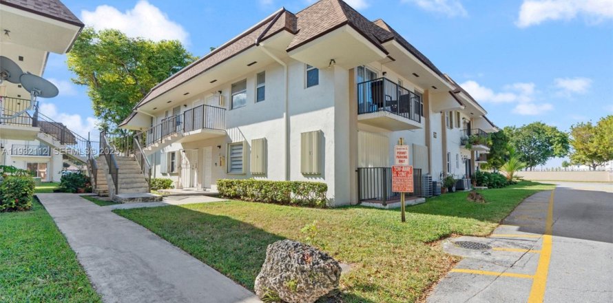 Кондоминиум с 2 спальнями в Майами, Флорида № 1990594