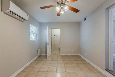 Villa ou maison à vendre à Tampa, Floride: 3 chambres, 78.6 m2 № 2148267 - photo 9