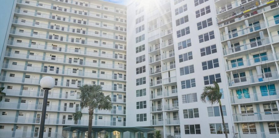 Condo in Pompano Beach, Florida, 1 bedroom № 991701