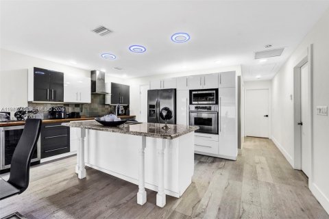 Купить коммерческую недвижимость в Халландейл-Бич, Флорида 488.67м2, № 2054260 - фото 13