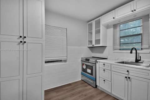 House in Miami, Florida 3 bedrooms, 114.27 sq.m. № 1921834 - photo 18