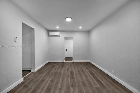 House in Miami, Florida 3 bedrooms, 114.27 sq.m. № 1921834 - photo 10