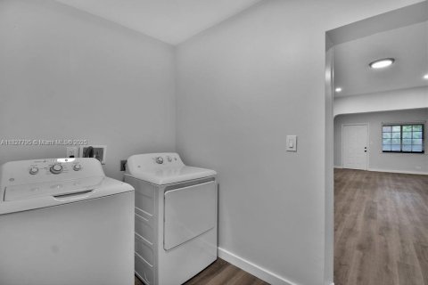 House in Miami, Florida 3 bedrooms, 114.27 sq.m. № 1921834 - photo 17