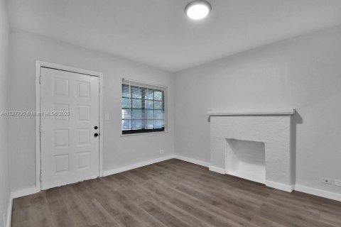 House in Miami, Florida 3 bedrooms, 114.27 sq.m. № 1921834 - photo 9