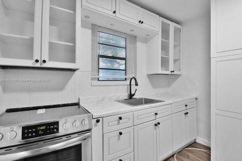 House in Miami, Florida 3 bedrooms, 114.27 sq.m. № 1921834 - photo 20