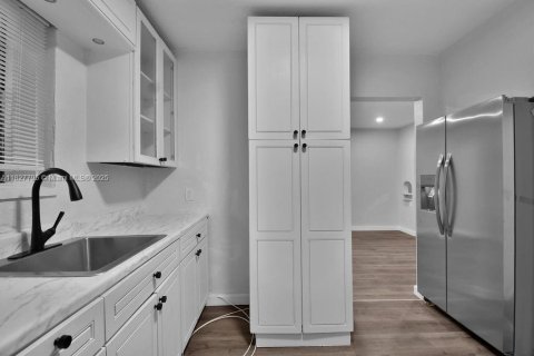 House in Miami, Florida 3 bedrooms, 114.27 sq.m. № 1921834 - photo 21