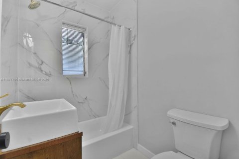 House in Miami, Florida 3 bedrooms, 114.27 sq.m. № 1921834 - photo 30