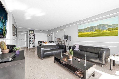 Condo in Aventura, Florida, 2 bedrooms  № 1845929 - photo 12