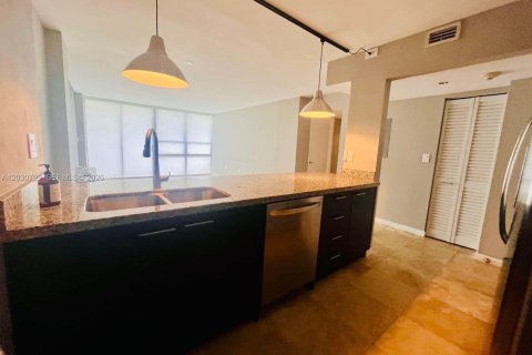 Condominio en alquiler en Miami, Florida, 2 dormitorios, 91.97 m2 № 2086768 - foto 9