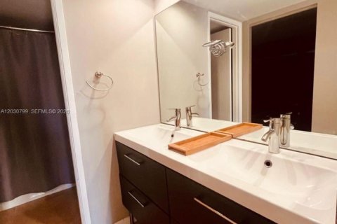 Condominio en alquiler en Miami, Florida, 2 dormitorios, 91.97 m2 № 2086768 - foto 13
