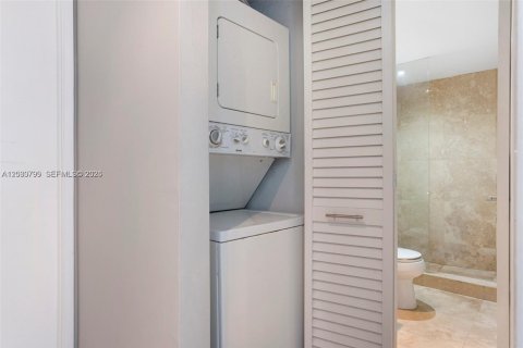 Condominio en alquiler en Miami, Florida, 2 dormitorios, 91.97 m2 № 2086768 - foto 14