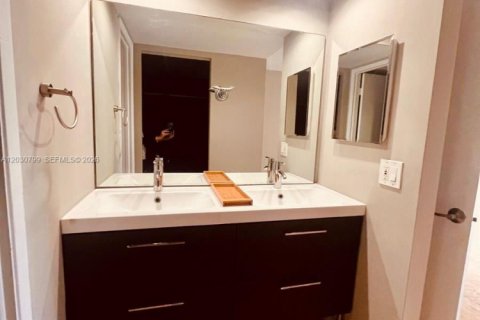 Condominio en alquiler en Miami, Florida, 2 dormitorios, 91.97 m2 № 2086768 - foto 12
