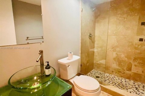 Condominio en alquiler en Miami, Florida, 2 dormitorios, 91.97 m2 № 2086768 - foto 11
