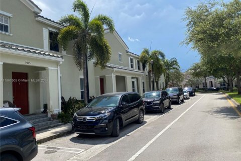 Townhouse in Miami, Florida 4 bedrooms, 214.79 sq.m. № 1893340 - photo 2