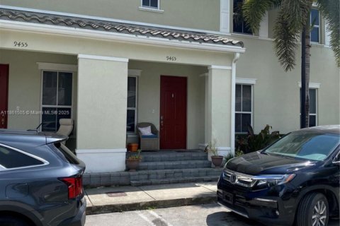 Townhouse in Miami, Florida 4 bedrooms, 214.79 sq.m. № 1893340 - photo 1