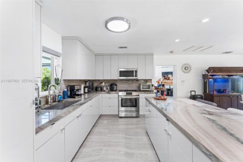 Casa en venta en Homestead, Florida, 5 dormitorios, 163.6 m2 № 2029204 - foto 8