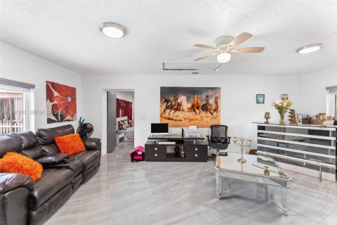 Casa en venta en Homestead, Florida, 5 dormitorios, 163.6 m2 № 2029204 - foto 4