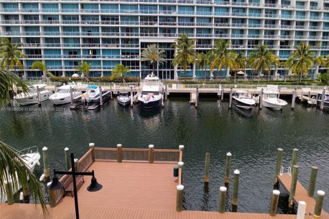 Кондоминиум с 2 спальнями в Авентура, Флорида № 1971727
