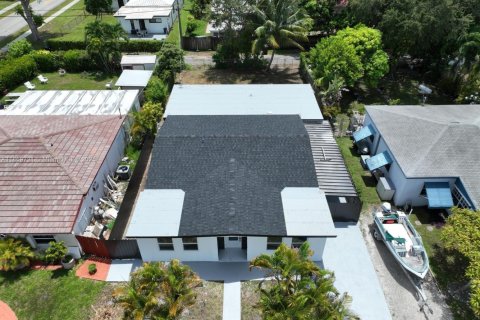 House in North Miami Beach, Florida 4 bedrooms, 129.69 sq.m. № 1888251 - photo 3