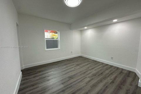 House in North Miami Beach, Florida 4 bedrooms, 129.69 sq.m. № 1888251 - photo 16
