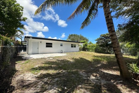 House in North Miami Beach, Florida 4 bedrooms, 129.69 sq.m. № 1888251 - photo 6