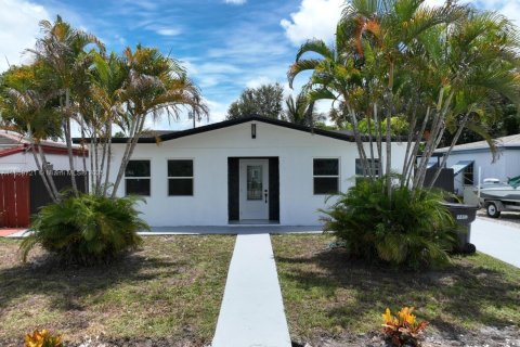 House in North Miami Beach, Florida 4 bedrooms, 129.69 sq.m. № 1888251 - photo 1