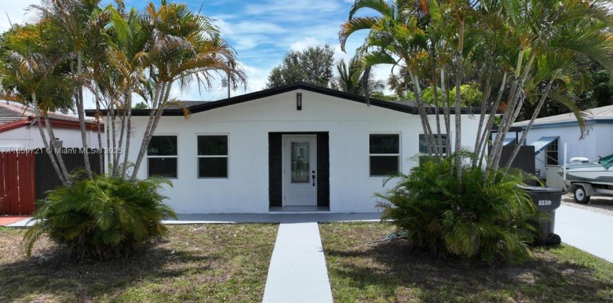 House in North Miami Beach, Florida 4 bedrooms, 129.69 sq.m. № 1888251