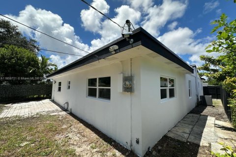 House in North Miami Beach, Florida 4 bedrooms, 129.69 sq.m. № 1888251 - photo 5