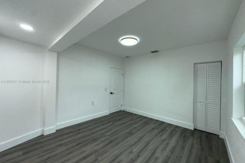 House in North Miami Beach, Florida 4 bedrooms, 129.69 sq.m. № 1888251 - photo 14