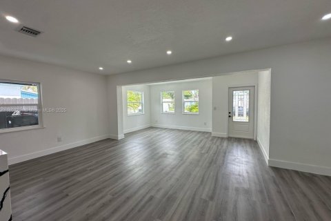 House in North Miami Beach, Florida 4 bedrooms, 129.69 sq.m. № 1888251 - photo 10