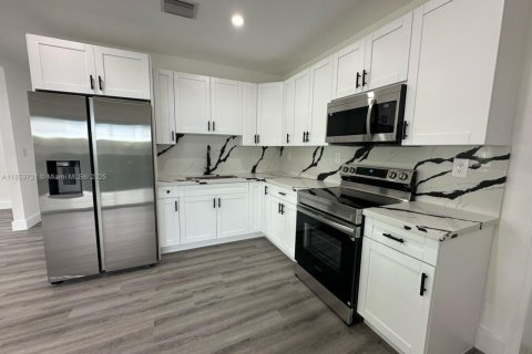 House in North Miami Beach, Florida 4 bedrooms, 129.69 sq.m. № 1888251 - photo 9